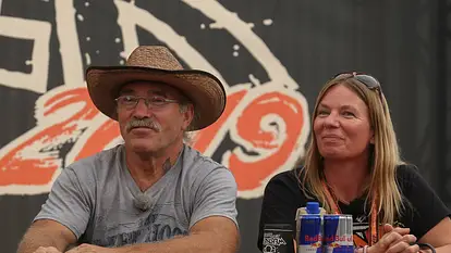 Manuela und Kony Reimann schauen in die Ferne