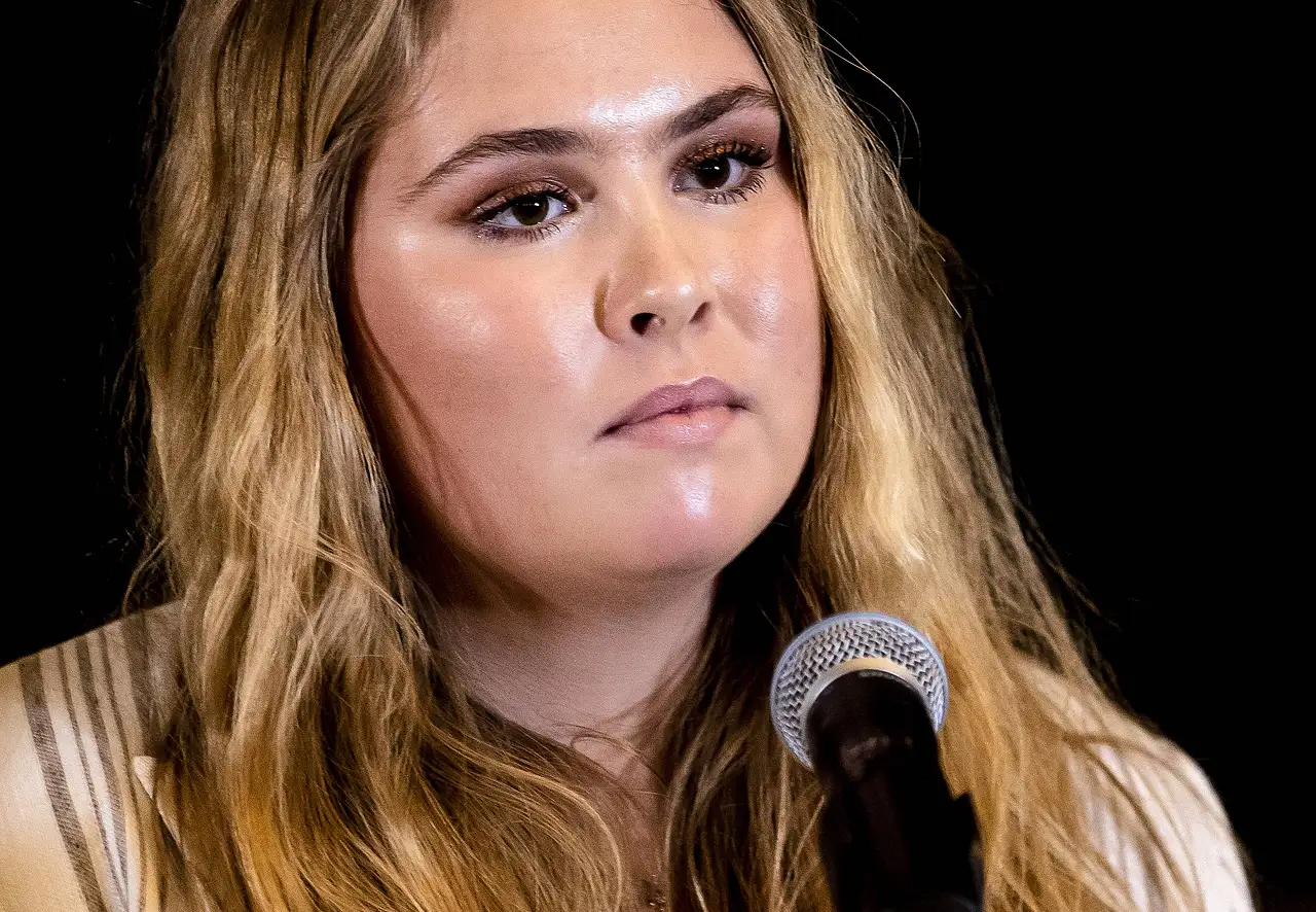 kronprinzessin amalia imago0202549648h Kronprinzessin Amalia schaut nachdenklich in die Ferne - Foto: Imago