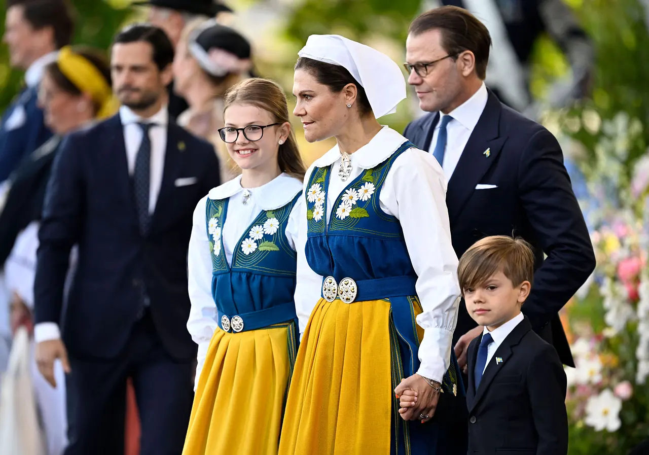 kronprinzessin-victoria-gehiemplan-estelle-imago259863175 Kronprinzessin Victoria und Estelle posieren in Tracht mit Daniel und Oscar beim Nationalfeiertag in Schweden. - Foto: IMAGO / TT