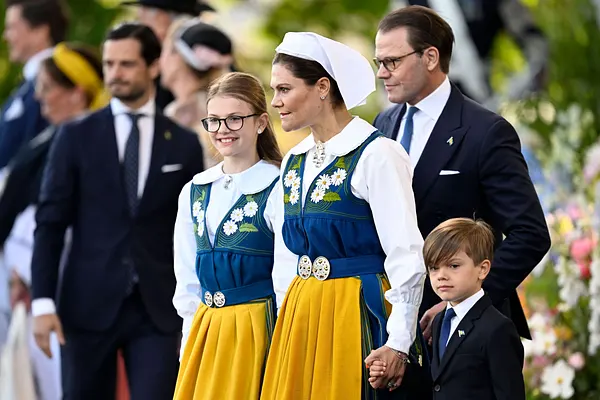 Kronprinzessin Victoria und Estelle posieren in Tracht mit Daniel und Oscar beim Nationalfeiertag in Schweden.