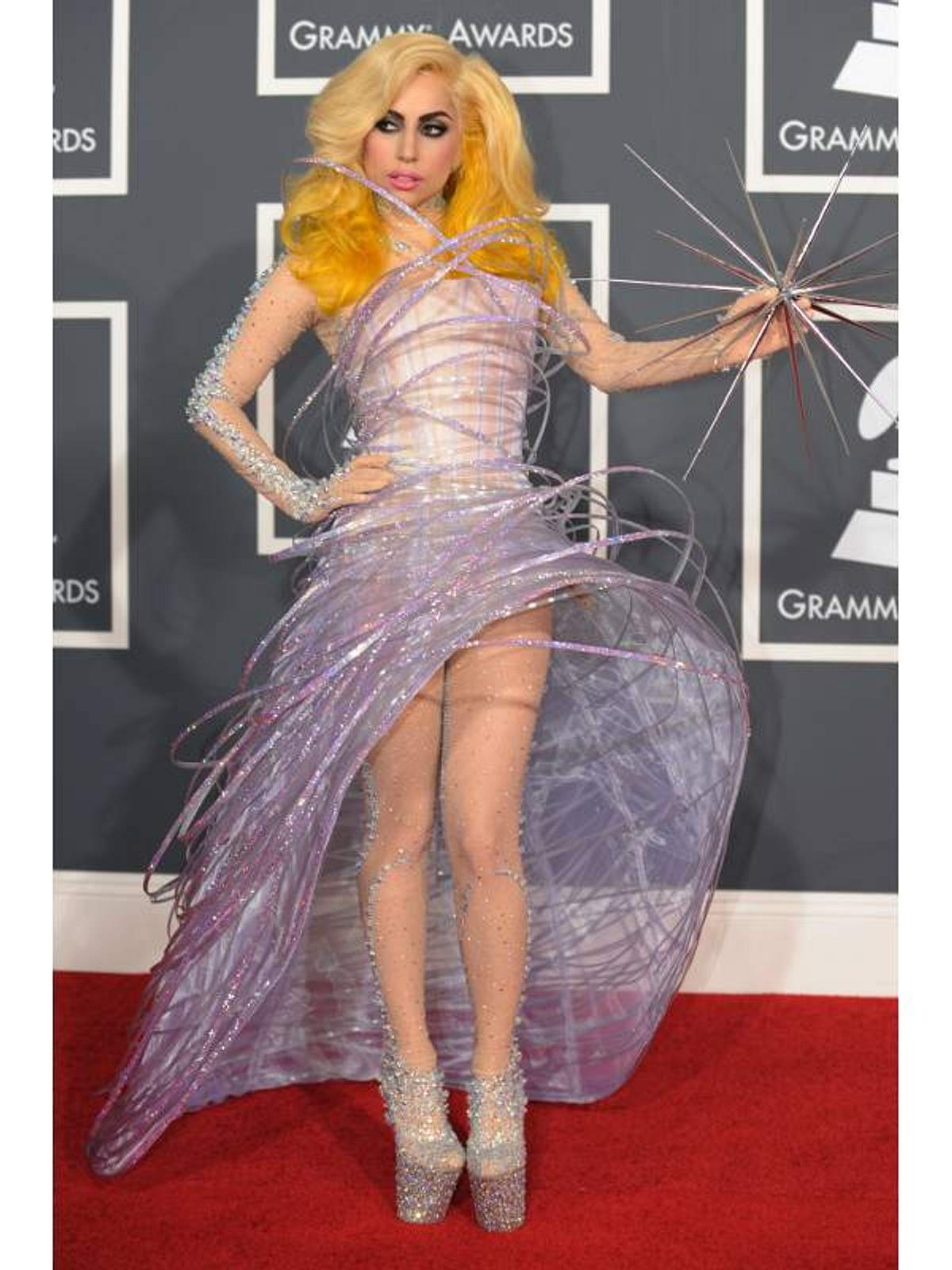 Popdiven: Die verrücktesten Outfits von Katy Perry und Lady Gaga - Bild 3