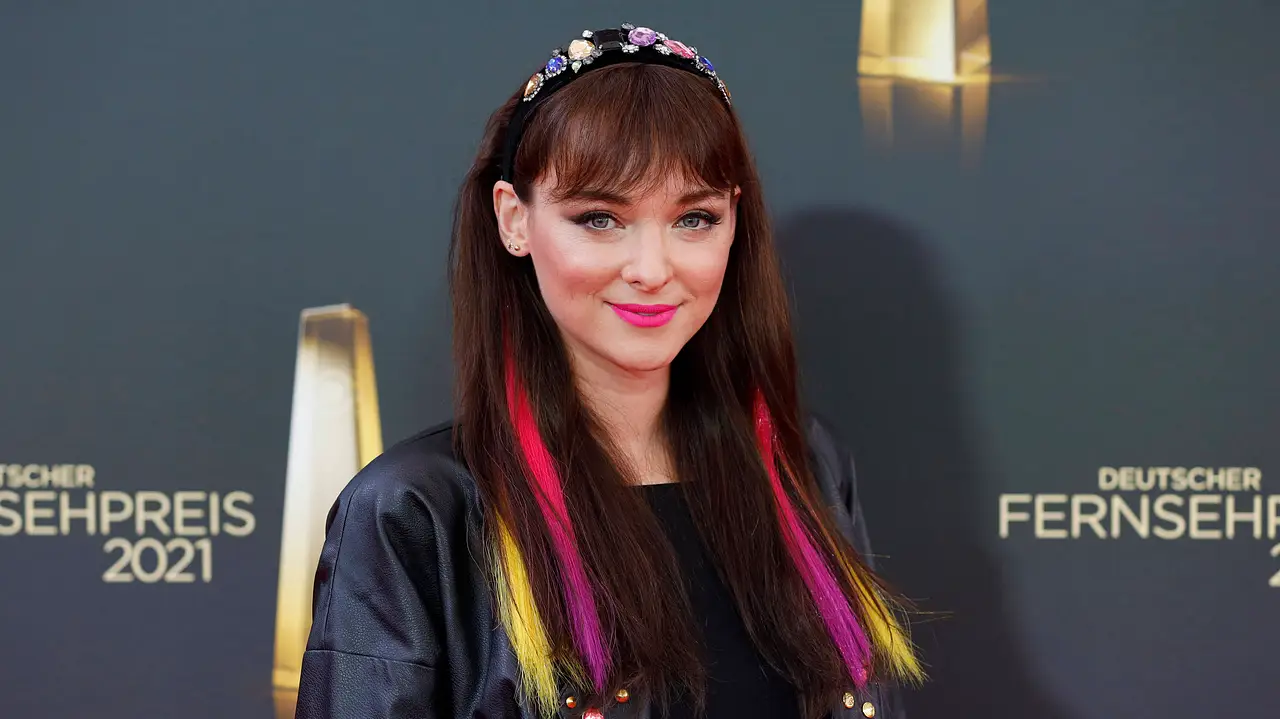 Larissa Rieß erscheint ohne ihren Mann beim Deutschen Fernsehpreis 2021 Larissa Rieß erscheint ohne ihren Mann beim Deutschen Fernsehpreis 2021 - Foto: imago images/Future Image