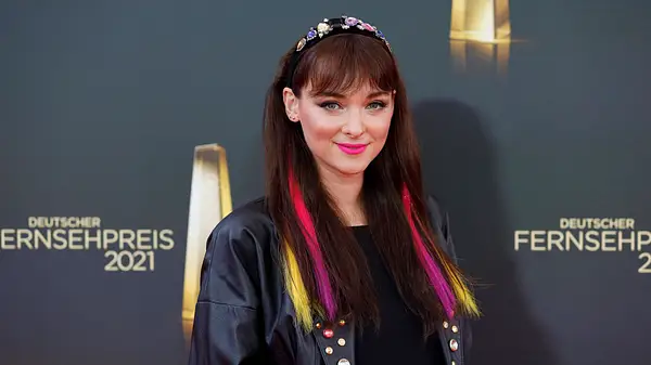 Larissa Rieß erscheint ohne ihren Mann beim Deutschen Fernsehpreis 2021