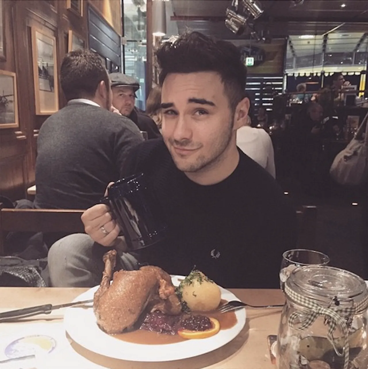 Lars Steinhöfel ist anscheinend wieder Single Lars Steinhöfel: Ist der Unter Uns-Star wieder Single? - Foto: Instagram / Lars Steinhöfel
