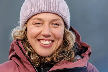 Laura Dahlmeier trägt Mütze und Winterjacken und lächelt in die Kamera