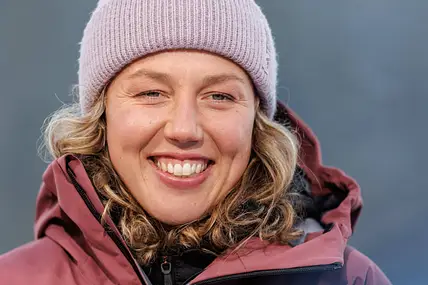 Laura Dahlmeier trägt Mütze und Winterjacken und lächelt in die Kamera