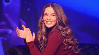 Laura Maria Rypa freudig und klatschend