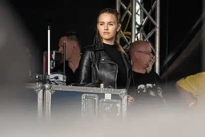 Laura Müller blickt ernst in die Ferne.