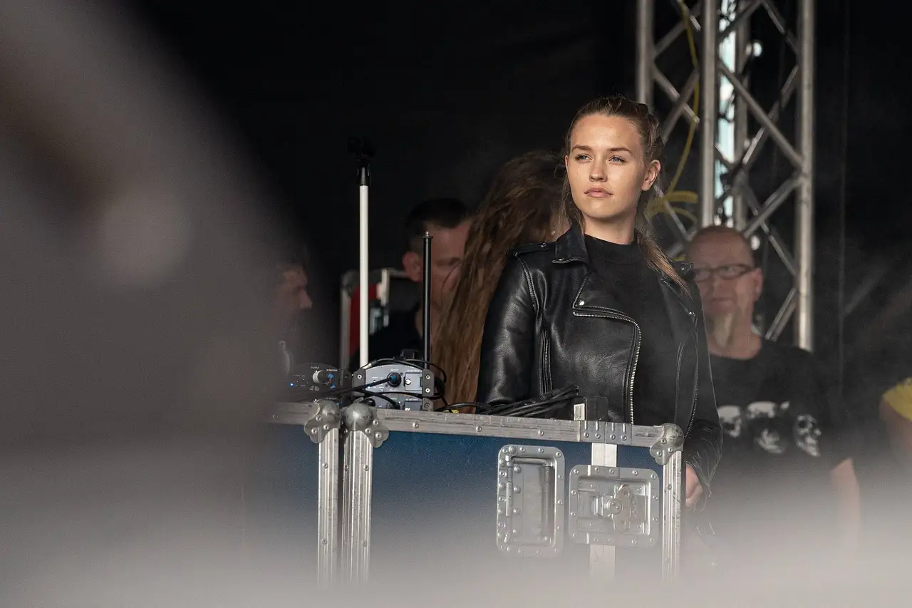 Laura Müller steht auf einer Bühne backstage und schaut nachdenklich in die Ferne.