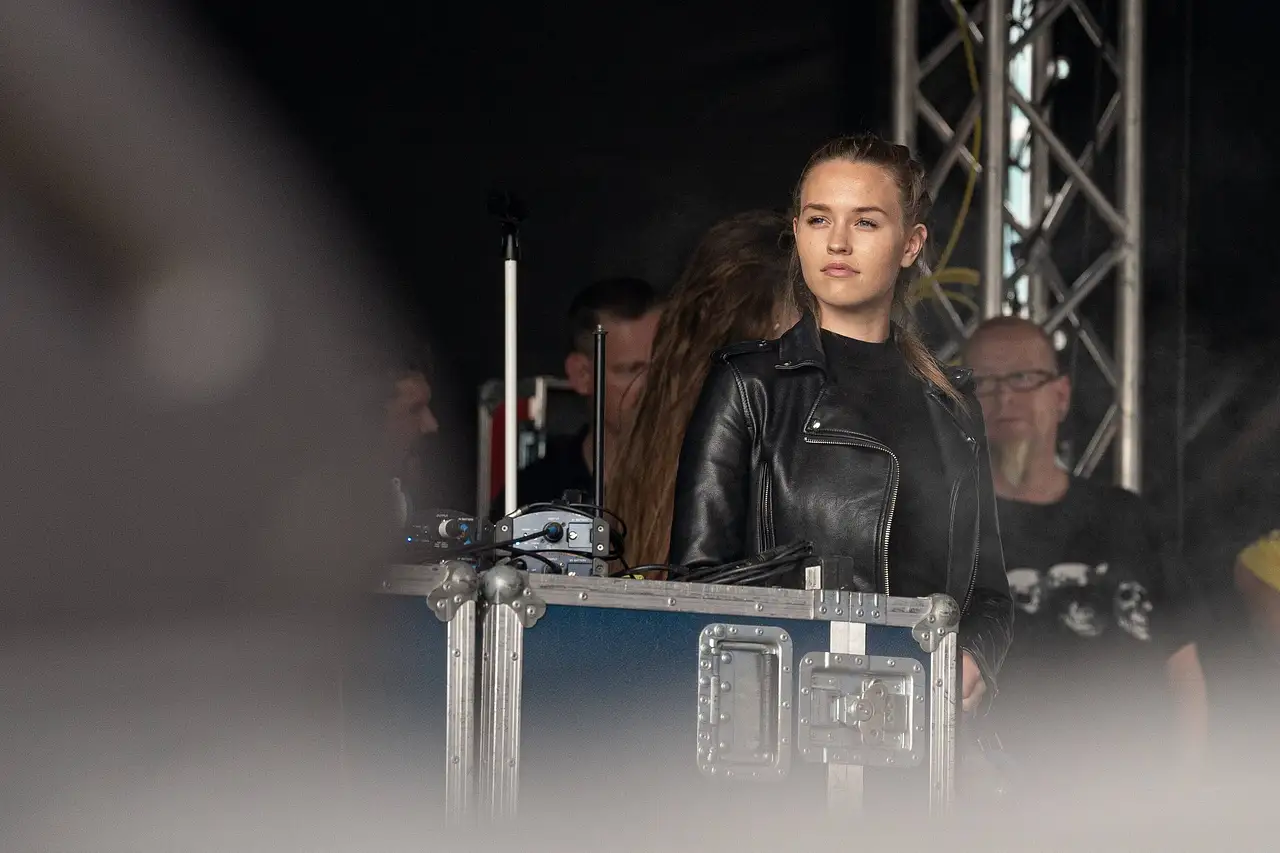 Laura Müller steht auf einer Bühne backstage und schaut nachdenklich in die Ferne. - Foto: IMAGO / Chris Emil Janßen