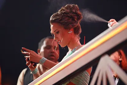 Laura Müller 2020 bei "Let's Dance": Sie steht in eine türkisfarbenen Kleid am Bühnenrand und schaut fassungslos auf ihr Handy.