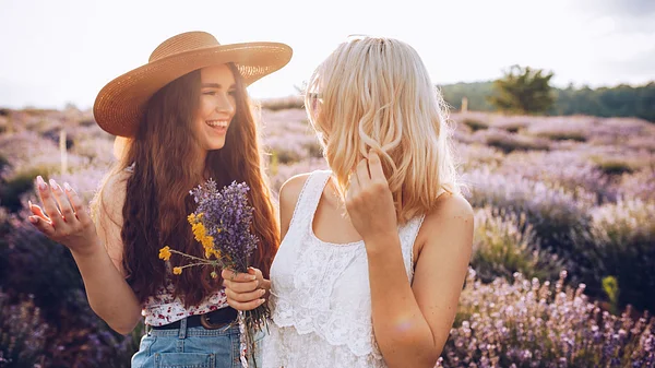 Lavendelöl: Models auf einem Lavendelfeld