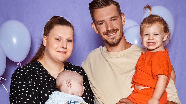 Lavinia Wollny und Tim Katzenbauer mit ihren Kindern - Foto: RTLzwei