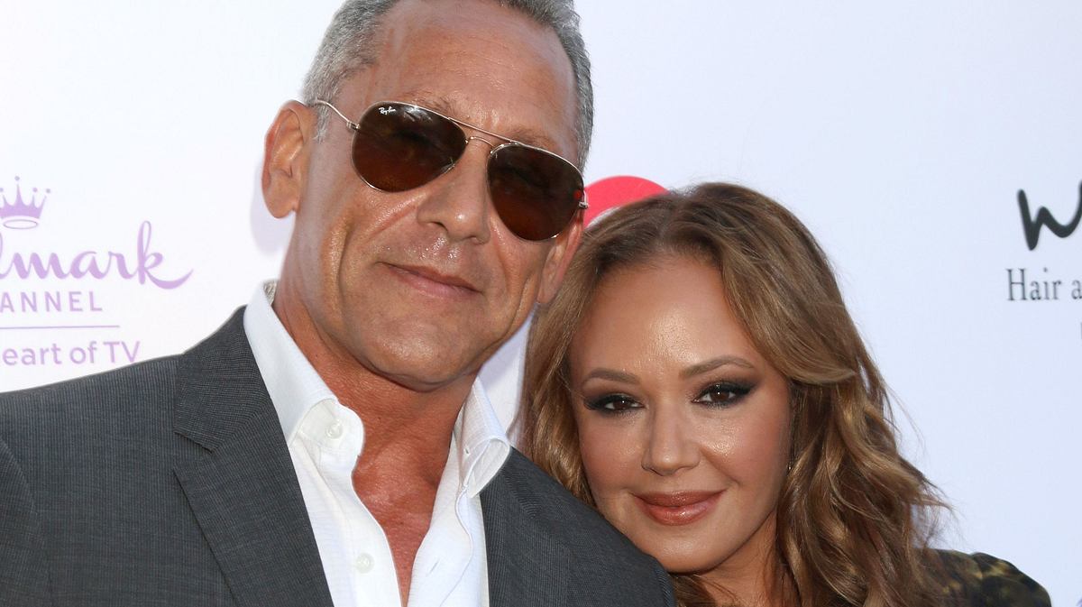 Angelo Pagán und Leah Remini