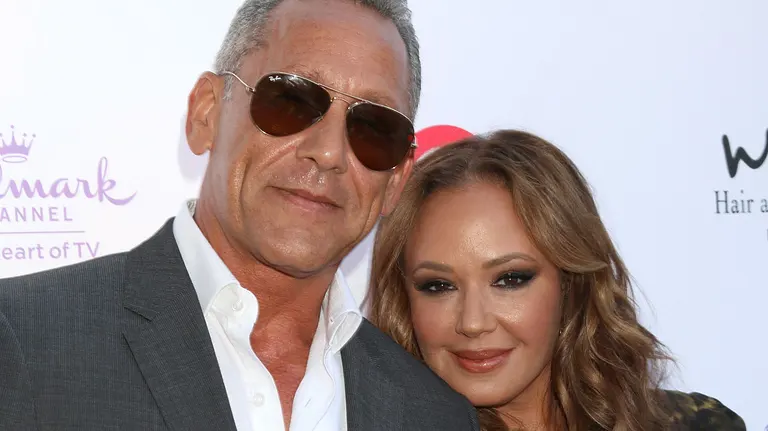 Angelo Pagán und Leah Remini