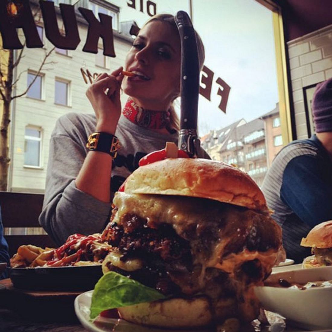 Lena Gercke posiert mit einem riesigen Burger
