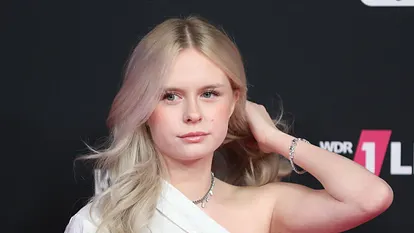 Leni Marie wie sie einen Blick in die Kamera wirft