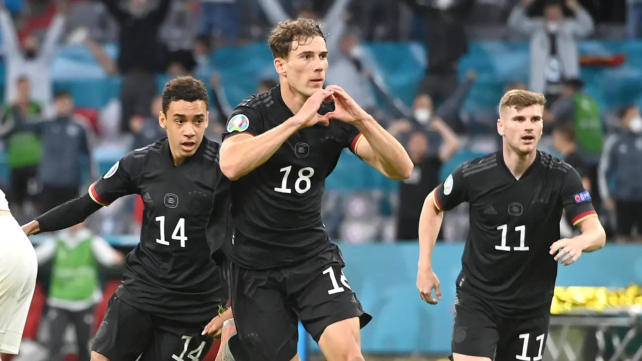 Leon Goretzka jubelt nach seinem Tor mit Herz Leon Goretzka jubelt nach seinem Tor mit Herz - Foto: Imago/Sven Simon