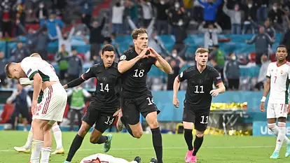 Leon Goretzka jubelt nach seinem Tor mit Herz