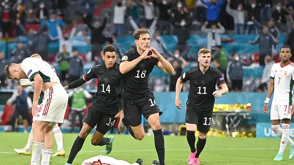 Leon Goretzka jubelt nach seinem Tor mit Herz