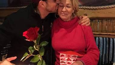 Rote Rose zum Geburtstag: So süß gratuliert Leonard Freier seiner Mutter - Foto: Facebook / Leonard Freier