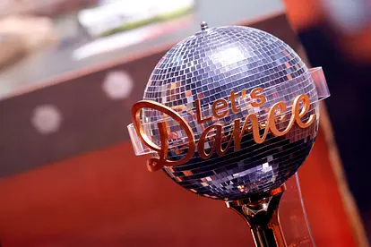 Der "Let's Dance"-Pokal vor dem Jurypult.