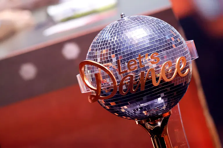 Der "Let's Dance"-Pokal vor dem Jurypult.