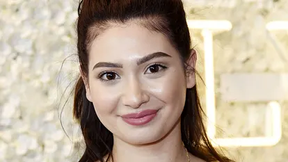 Influencerin Paola Maria schaut in die Kamera
