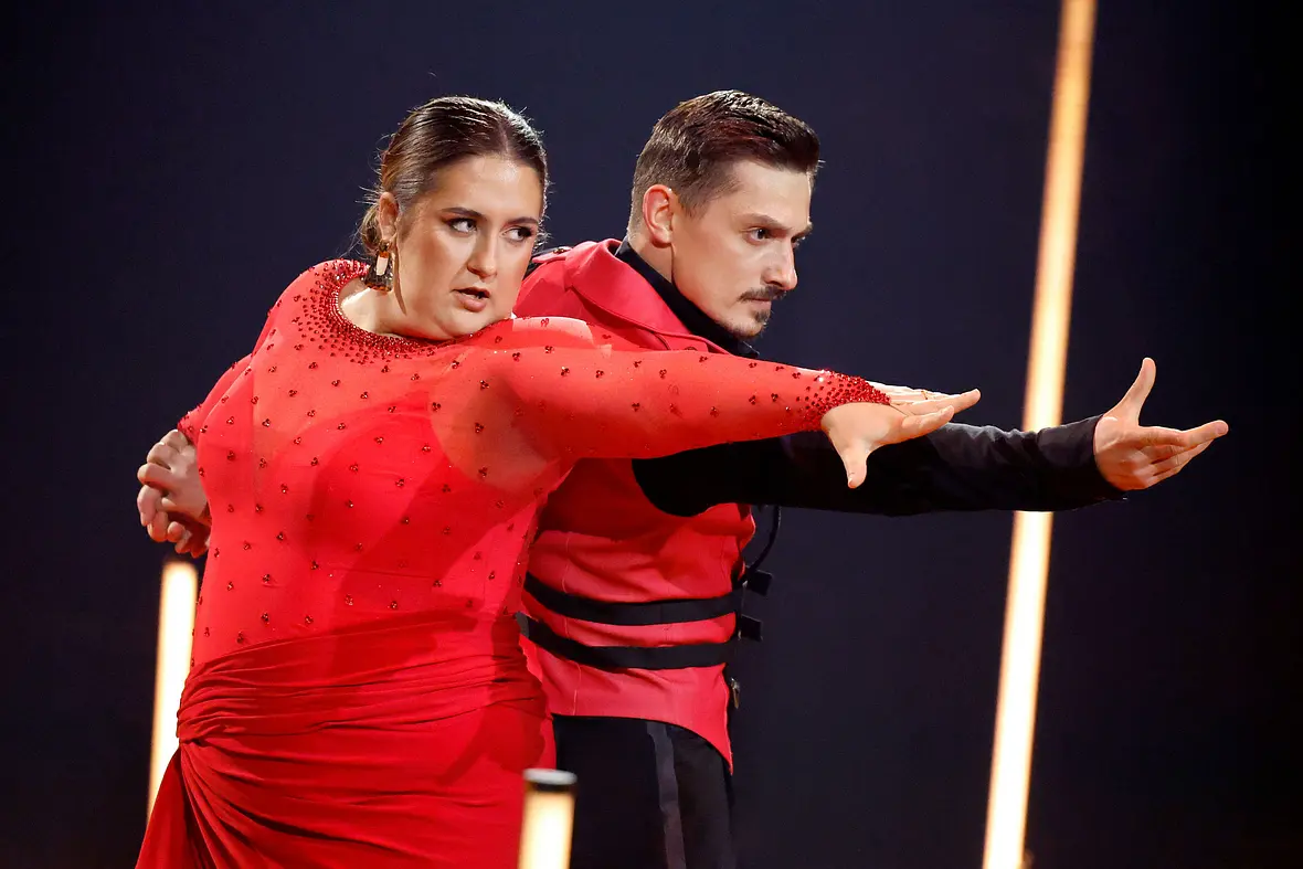 "Let's Dance"-Paar SelfieSandra und Zsolt Sándor Cseke strecken ihre Arme nach vorne während ihrer Performance