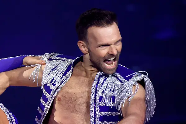 Vadim Garbuzov, hier mit aufgerissenem Mund, könnte direkt zum Auftakt der Profi-Challenge 2025 an der Seite von Katja Kalugina unwissentlich gegen die Regeln verstoßen haben. 