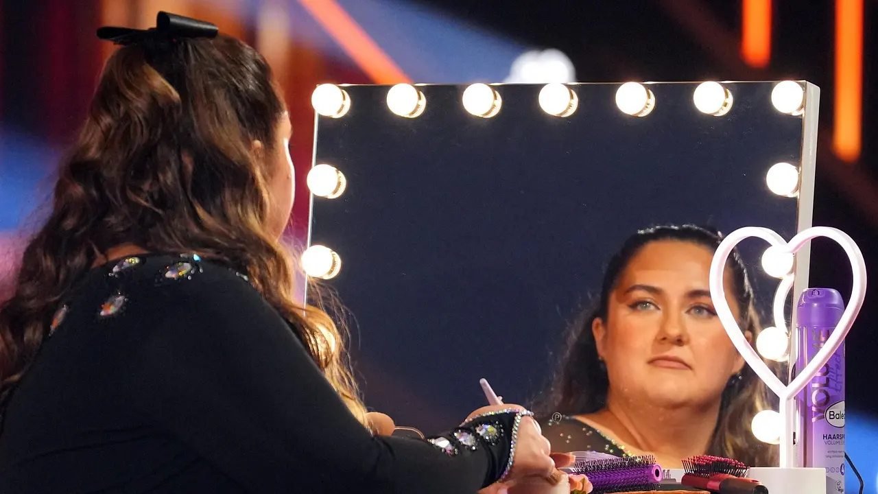 Drohende Ausstieg von SelfieSandra? SelfieSandra schaut ernst in den Spiegel! Will sie bei Lets Dance aussteigen? - Foto: RTL / Stefan Gregorowius