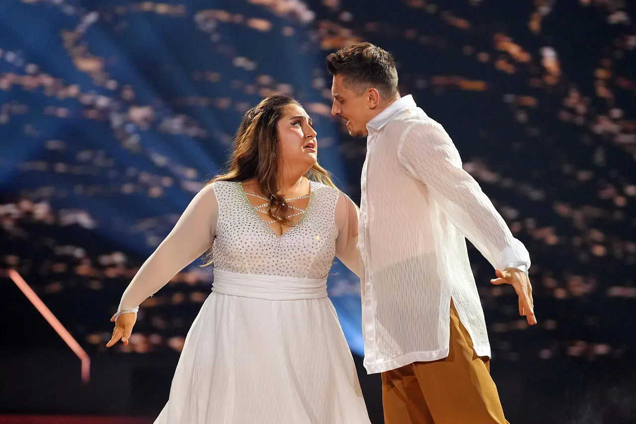 lets dance sorge um selfiesandra Selfiesandra und Zsolt Sándor Cseke bei Lets Dance: Sorge um ihre Gesundheit. - Foto: RTL / Stefan Gregorowius