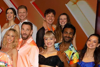 Ann-Kathrin Bendixen und Tanzpartner Valentin Lusin gemeinsam mit weiteren "Let's Dance"-Stars in bunten Outfits. 