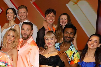 Ann-Kathrin Bendixen und Tanzpartner Valentin Lusin gemeinsam mit weiteren "Let's Dance"-Stars in bunten Outfits. 