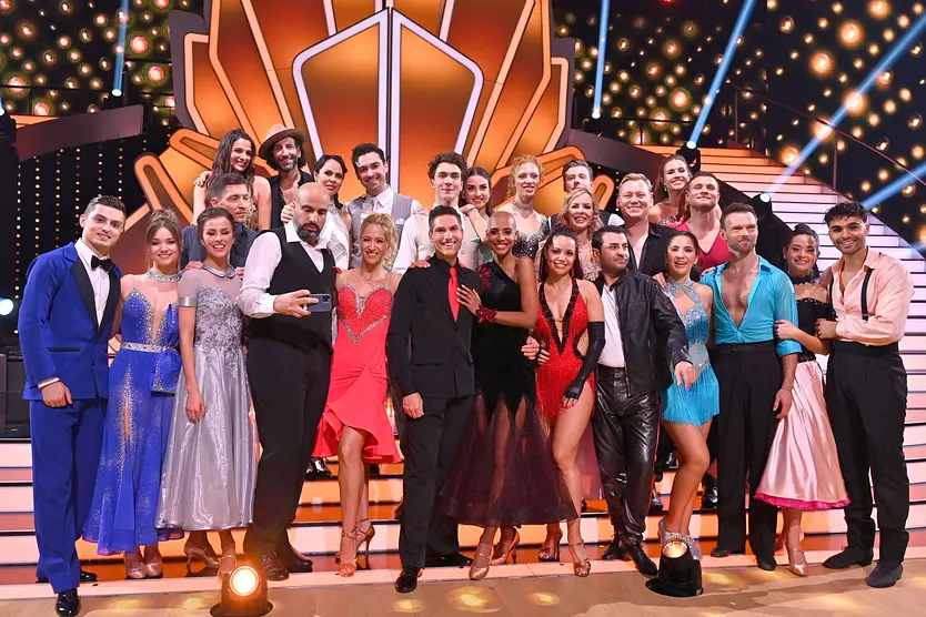 Der Cast von "Let's Dance" aus dem Jahr 2023 auf der Bühne der Show.