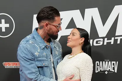 Mike und Leyla Heiter schauen sich verliebt in die Augen