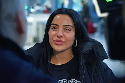 Leyla Lahour schaut etwas ernst in die Ferne
