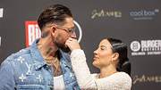 So war es vor dem Fremdgehdrama: Leyla Lahouar wischt Mike Heiter liebevoll ihren Lippenstift aus dem Gesicht - Foto: IMAGO / Beautiful Sports