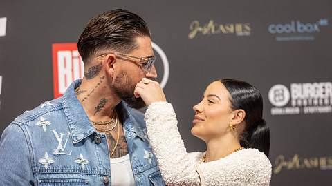 So war es vor dem Fremdgehdrama: Leyla Lahouar wischt Mike Heiter liebevoll ihren Lippenstift aus dem Gesicht - Foto: IMAGO / Beautiful Sports