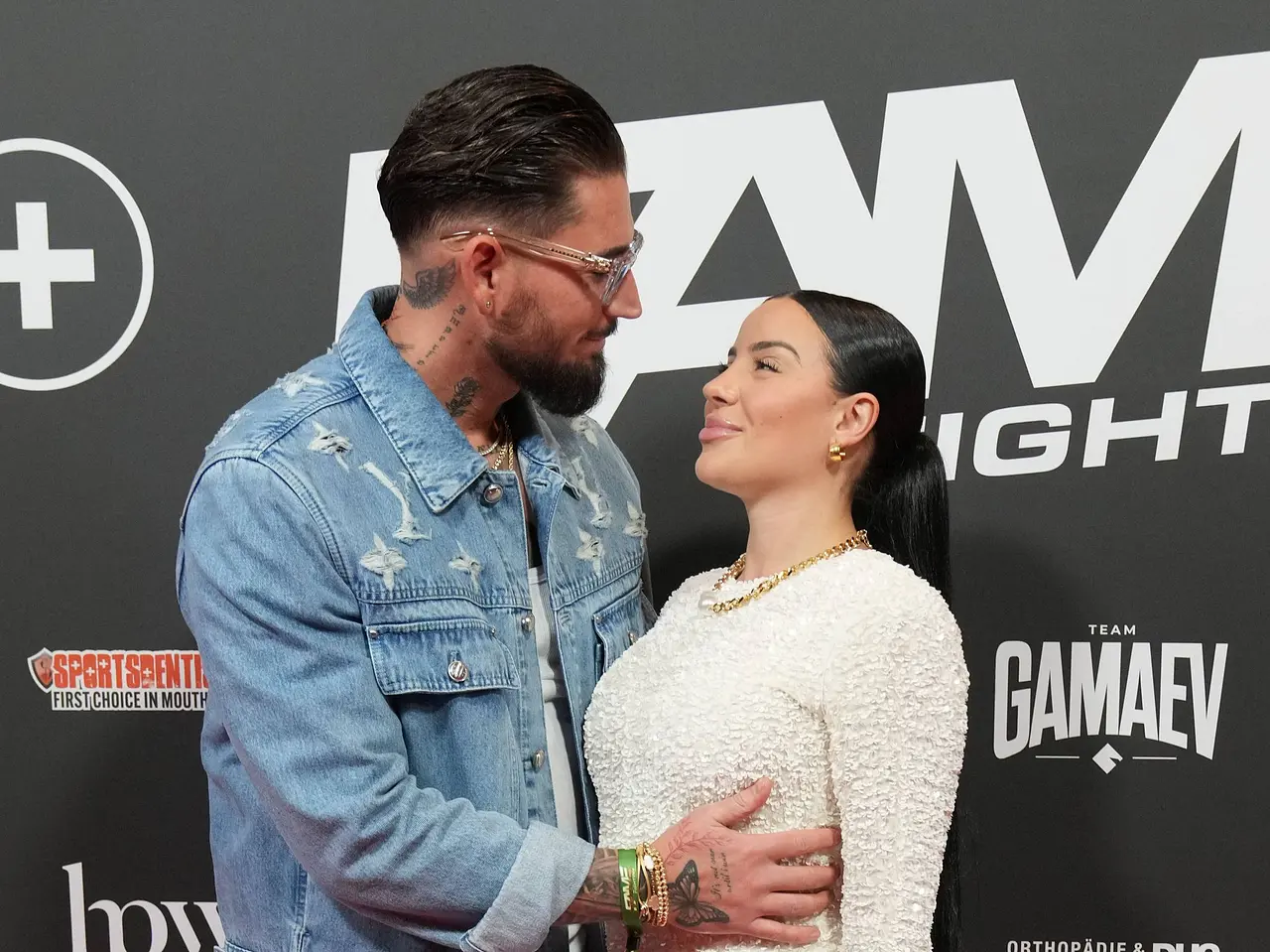 Mike und Leyla Heiter schauen sich verliebt in die Augen - Foto: IMAGO / BOBO