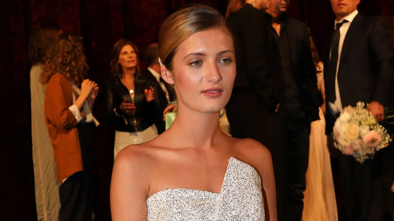 Lilli Schweiger im Zoo Palast Lilli Schweiger in weißem Outfit auf dem roten Teppich in Berlin - Foto: IMAGO / POP-EYE