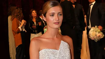 Lilli Schweiger in weißem Outfit auf dem roten Teppich in Berlin