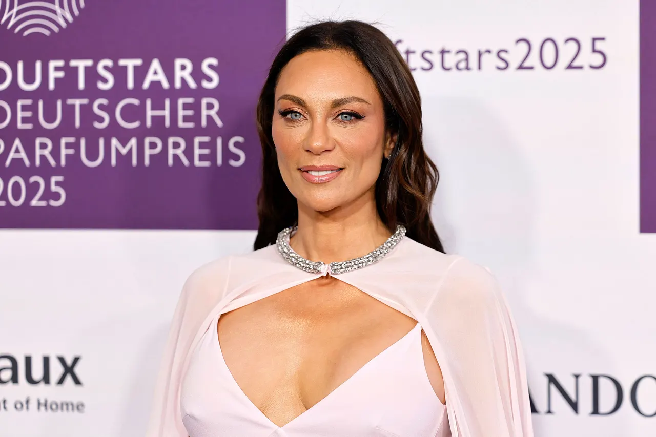 Lilly Becker bei der Verleihung des "Duftstars" in Düsseldorf. Sie lächelt knapp an der Kamera vorbei.