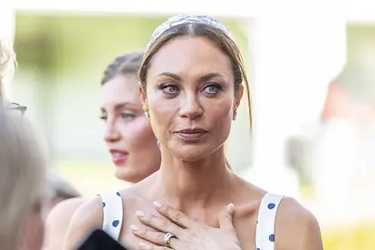 Lilly Becker hat die Hand auf ihrem Brustbein und schaut ernst.