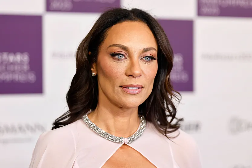 Lilly Becker steht auf dem roten Teppich und schaut in die Ferne