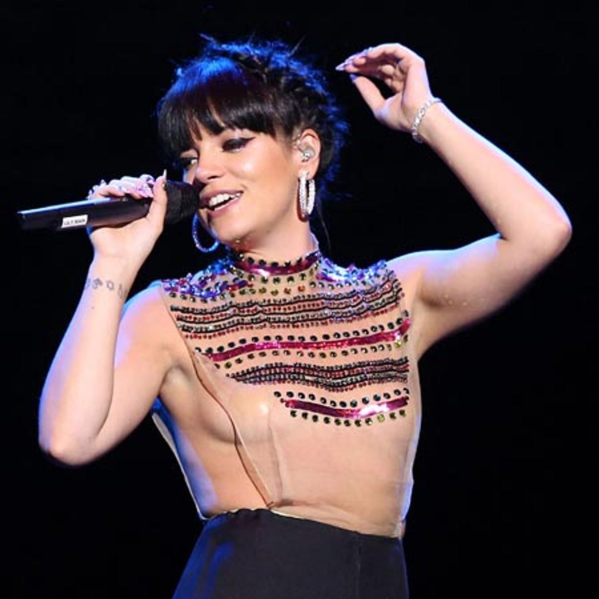 Lily Allen fast nackt auf der Bühne.