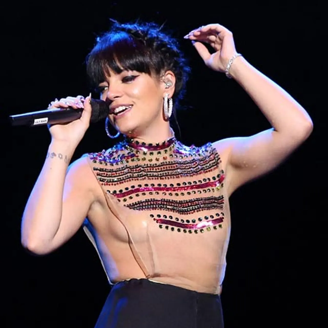 Lily Allen fast nackt auf der Bühne. Lily Allen fast nackt auf der Bühne. - Foto: Getty Images
