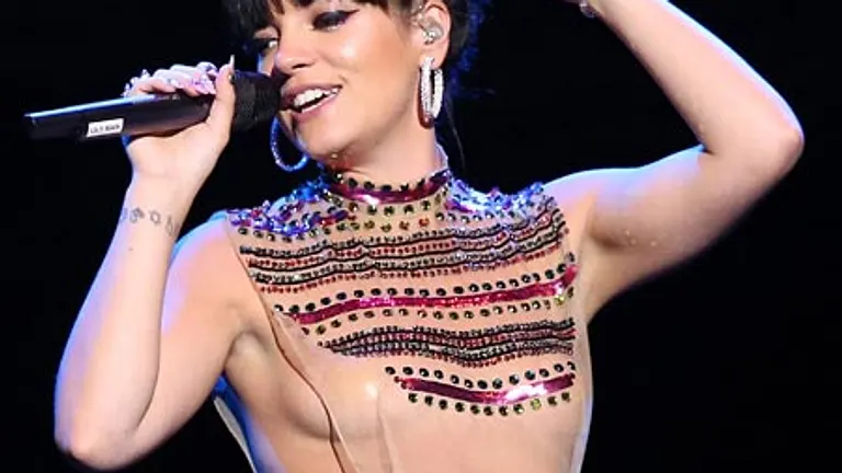 Lily Allen fast nackt auf der Bühne.