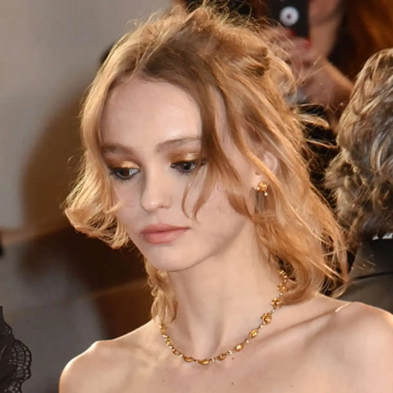 Die Tochter von Johnny Depp wurde von einer Reporterin zum Weinen gebracht Lily-Rose Depp weint Interview - Foto: Gettyimages