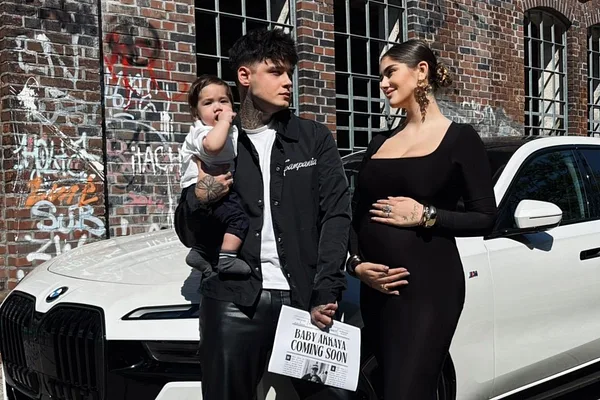 Lisa Marie Straube zeigt ihren Babybauch neben Ehemann Akka und Baby Emilio